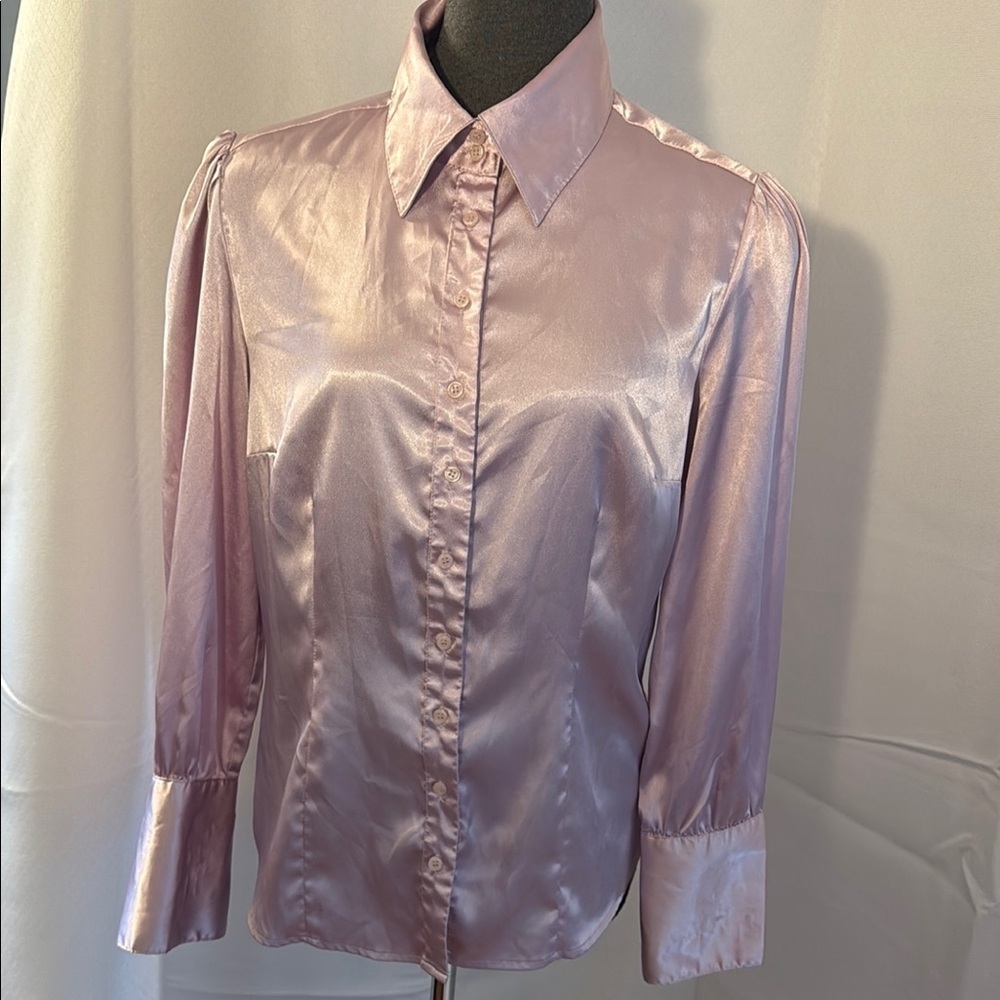 Vintage fitted Lavender Satin Blouse w incredible cuff, button detail. Size 10